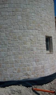 Rivestimento in piastrelle di Trani a Sirolo(AN)
